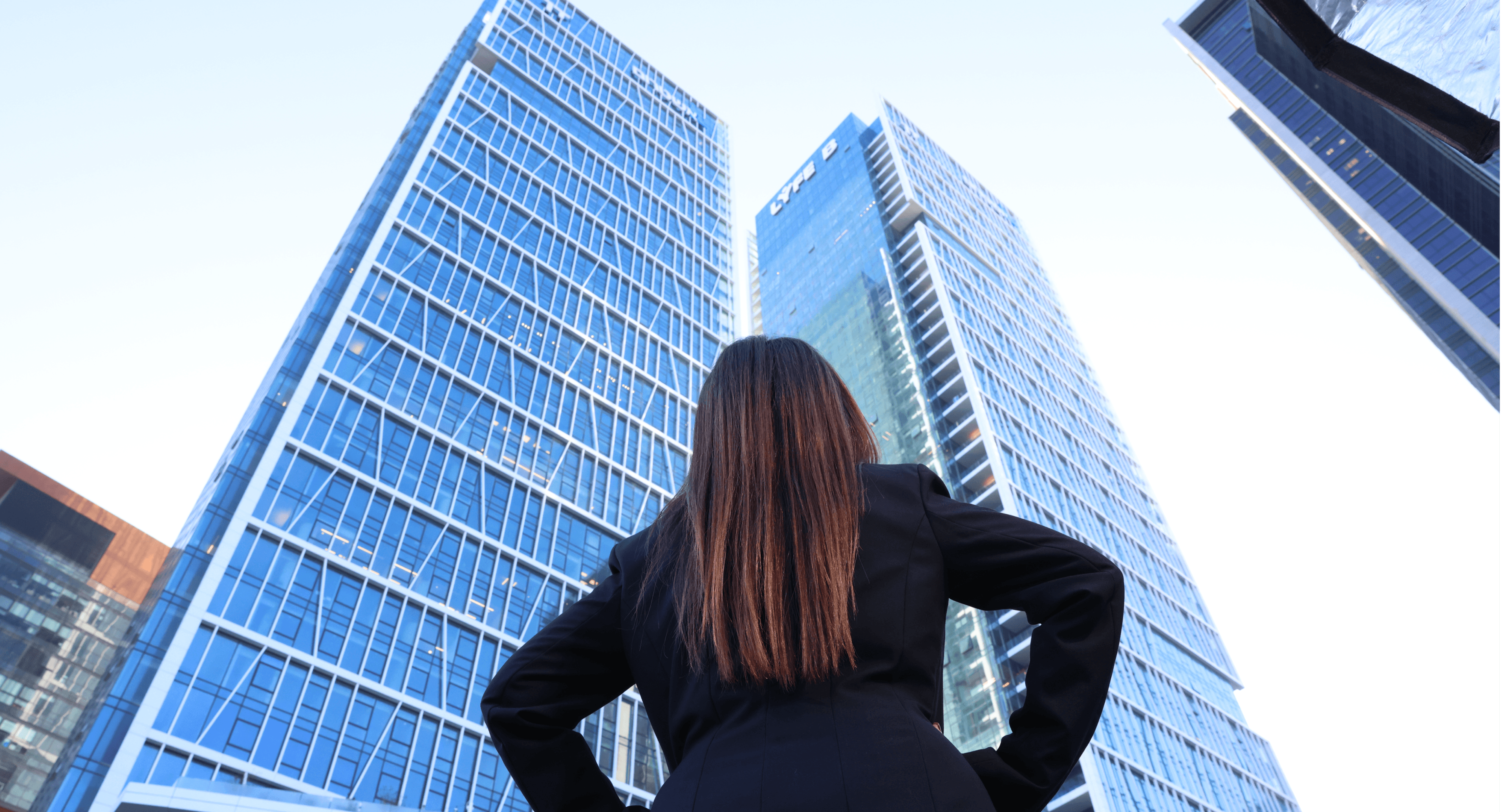 עובדת קבוצת אשטרום צופה במגדלי משרדים