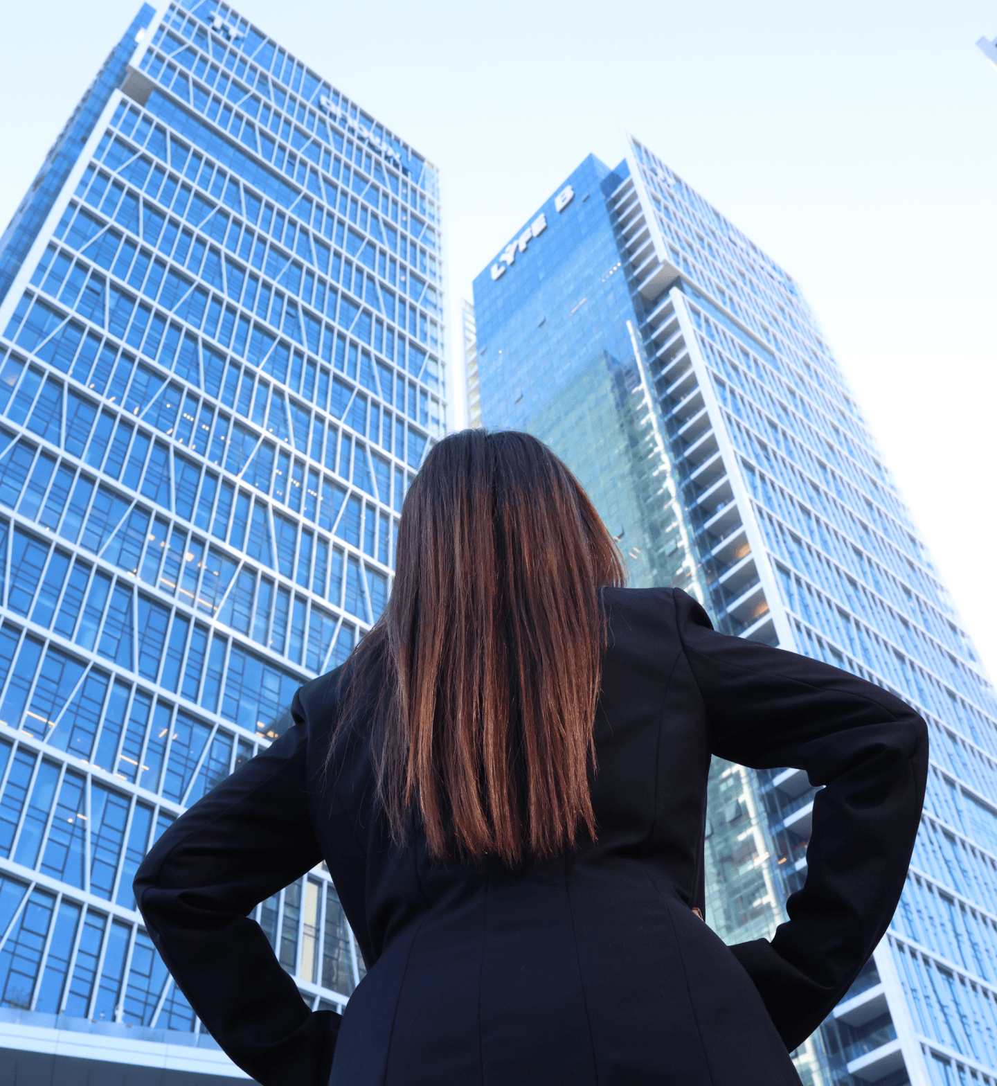 עובדת קבוצת אשטרום צופה במגדלי משרדים