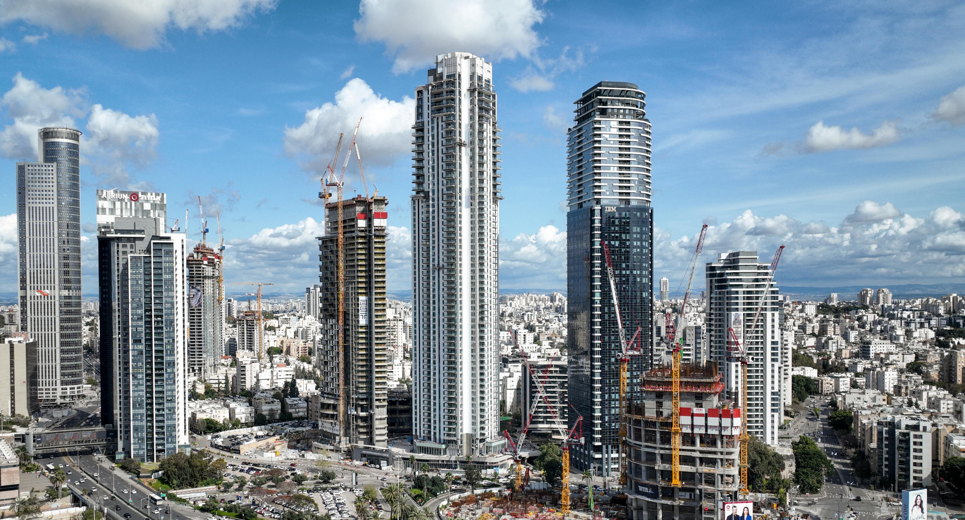 בניית מגדל היי טאוור The Construction of the Highttower 