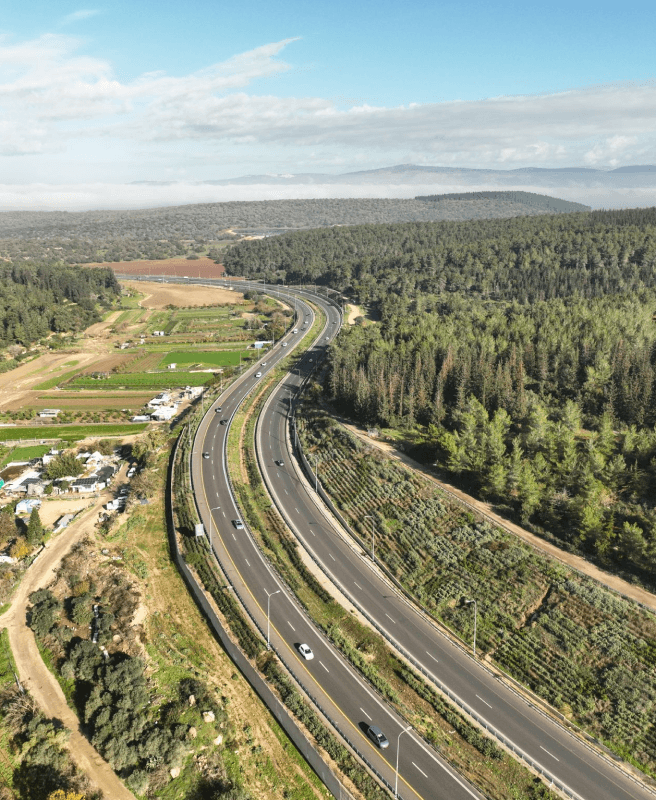 שני כבישים בסביבה ירוקה ופסטולרית Two Roads in a Green and Pastoral Environment