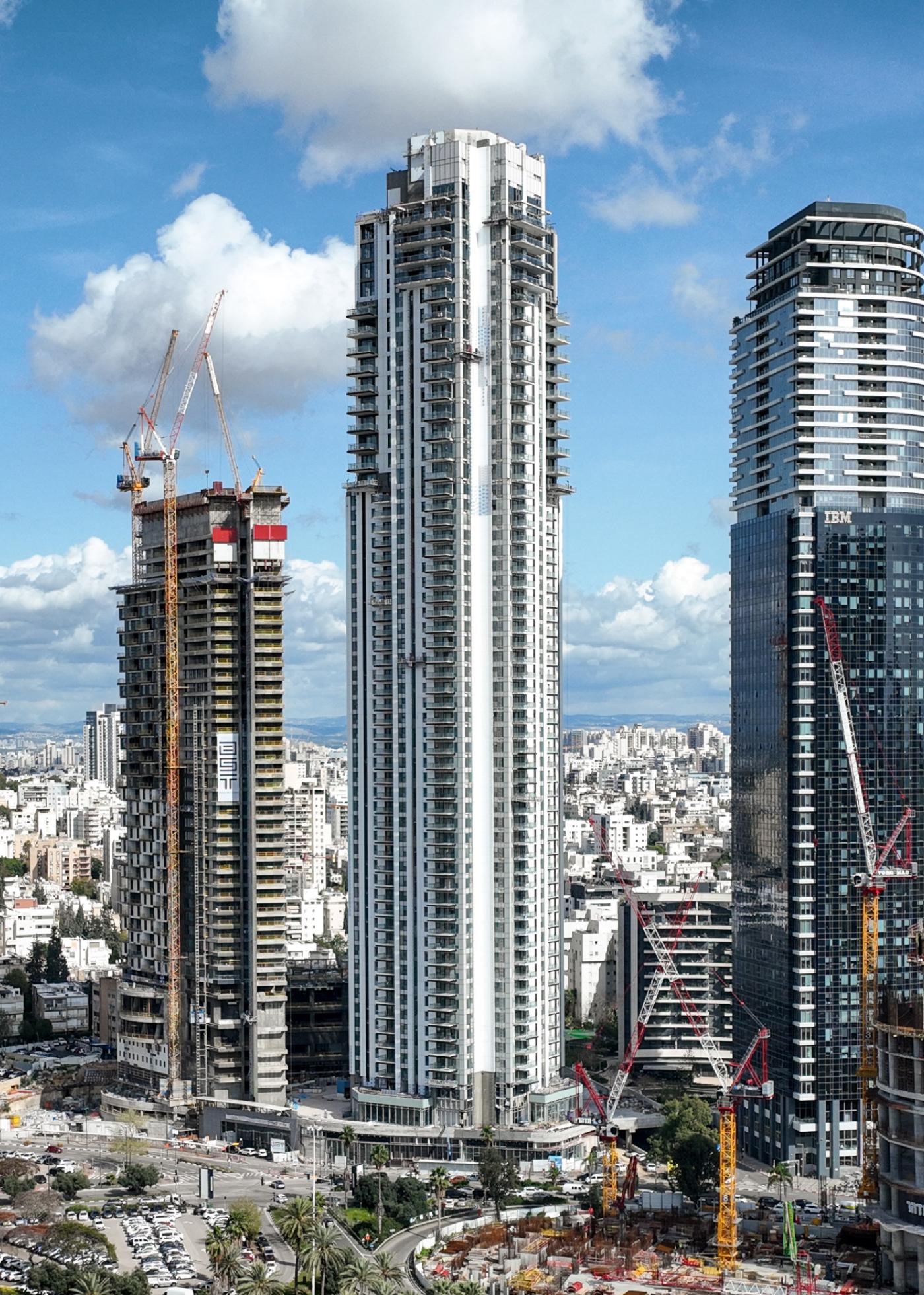 בניית מגדל היי טאוור The Construction of the Highttower